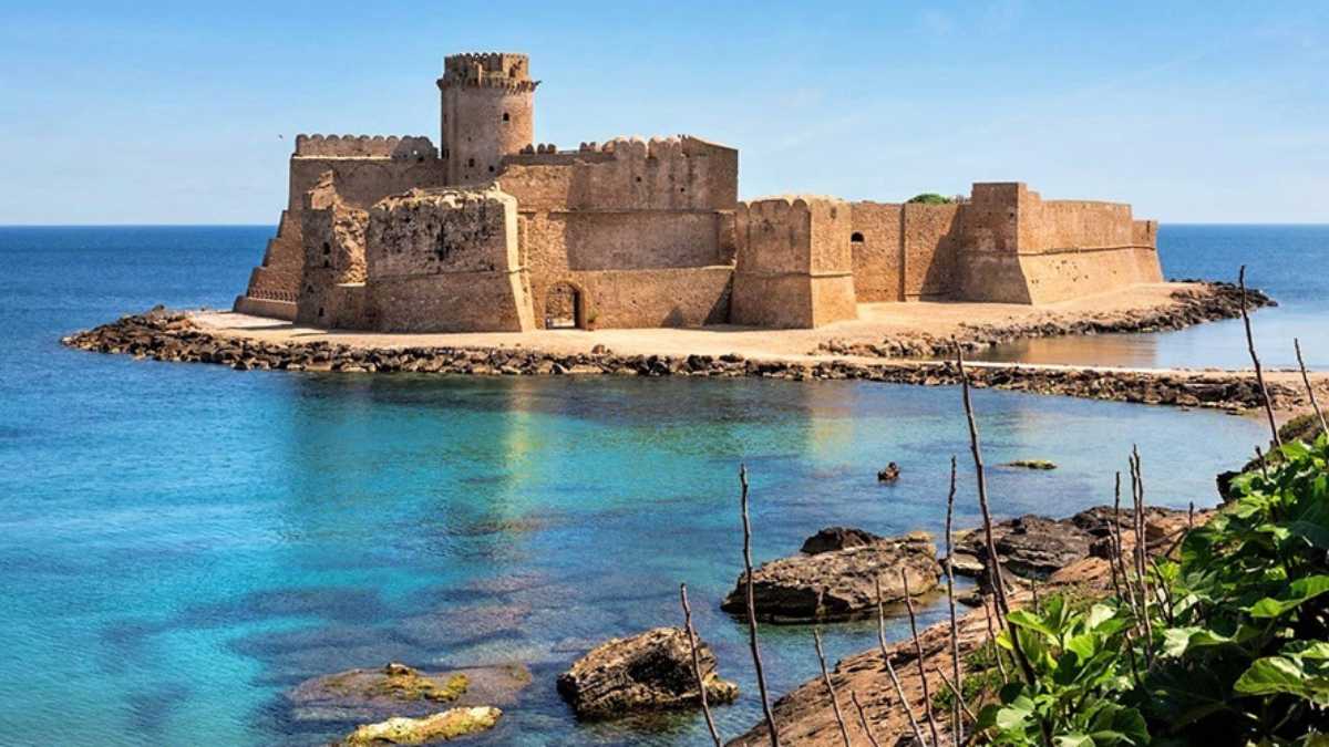 Come Arrivare a Le Castella: Guida Pratica per il Tuo Viaggio in Calabria