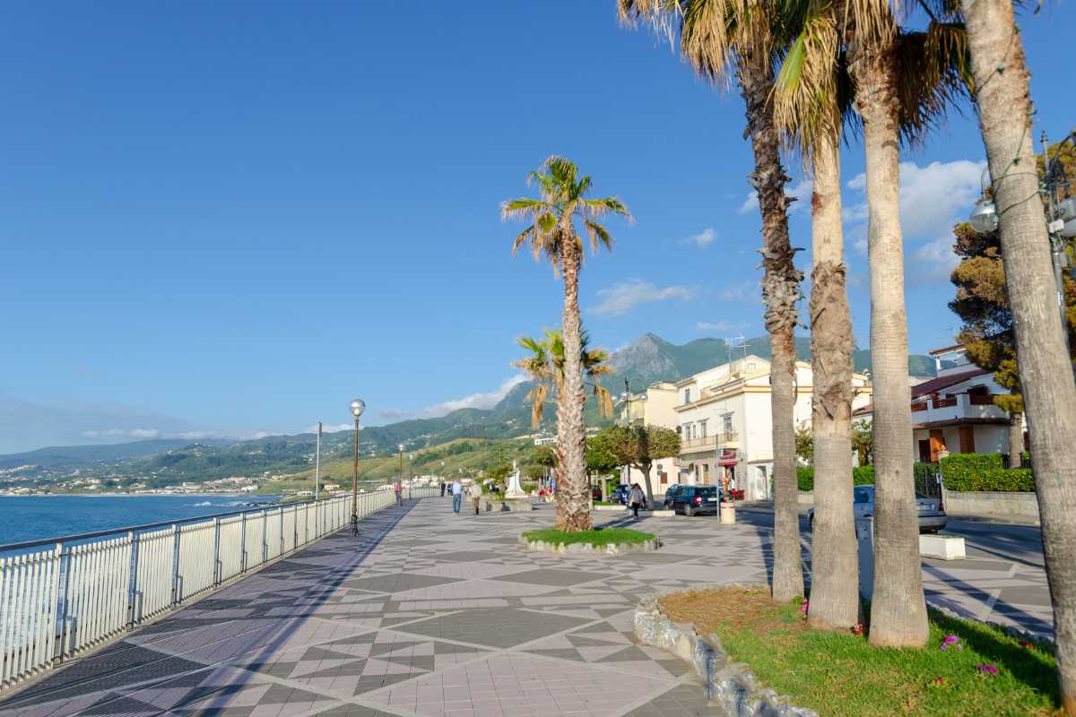 Vista panoramica di Diamante con i suoi murales e il mare