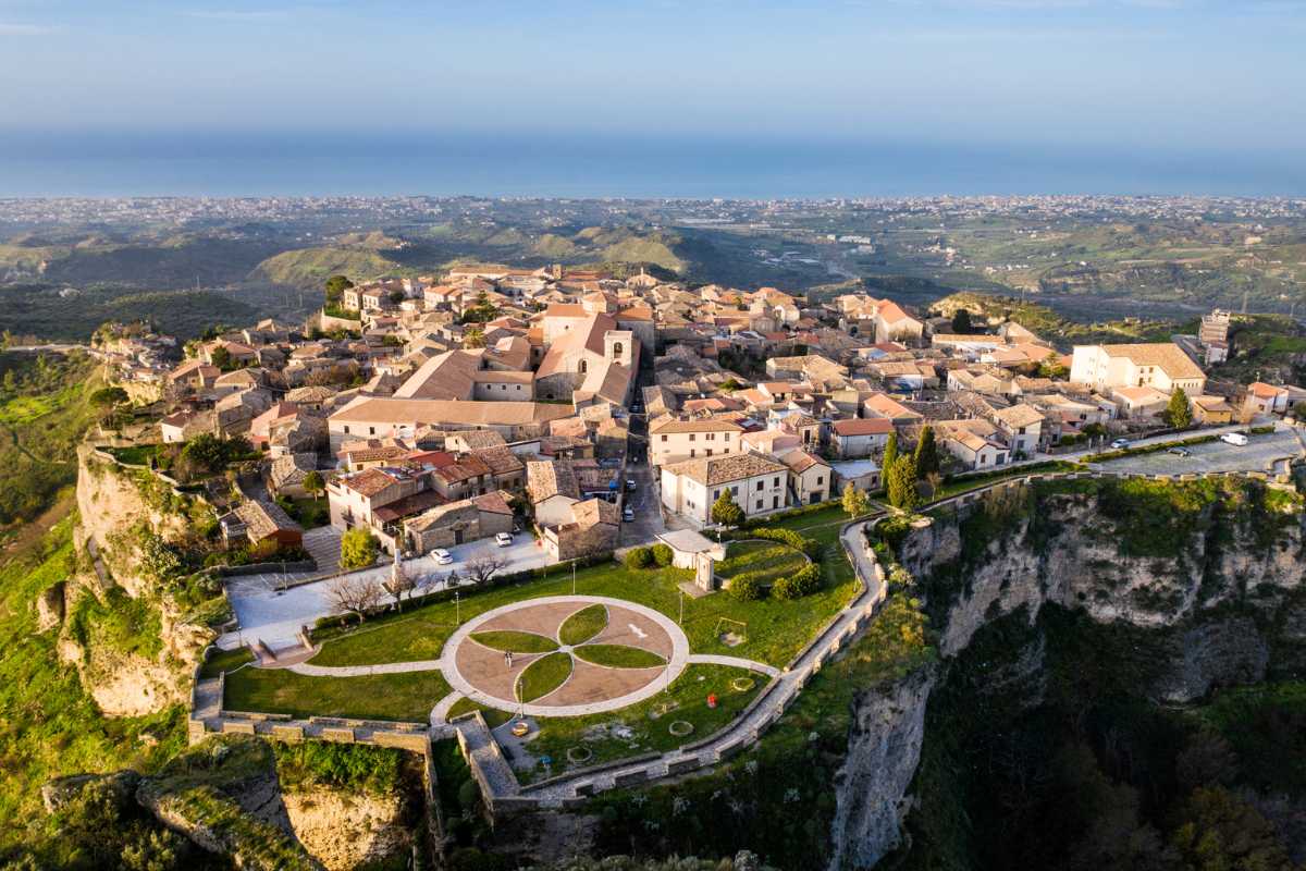 Panorama di Gerace con la cattedrale normanna in evidenza
