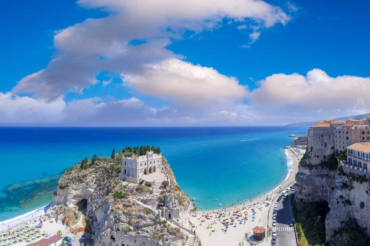 Vista panoramica di Tropea con il mare e il Santuario di Santa Maria dell'Isola