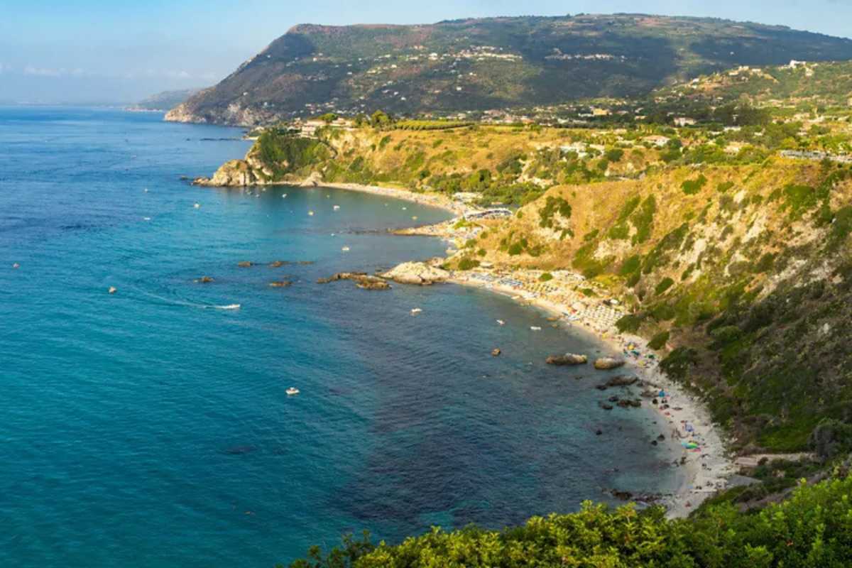 Scorcio delle calette nascoste di Capo Vaticano
