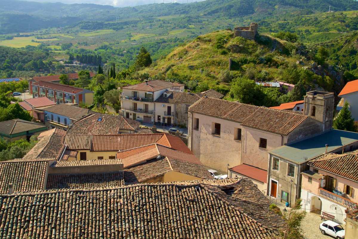 Auto in sosta con vista sul golfo di Squillace