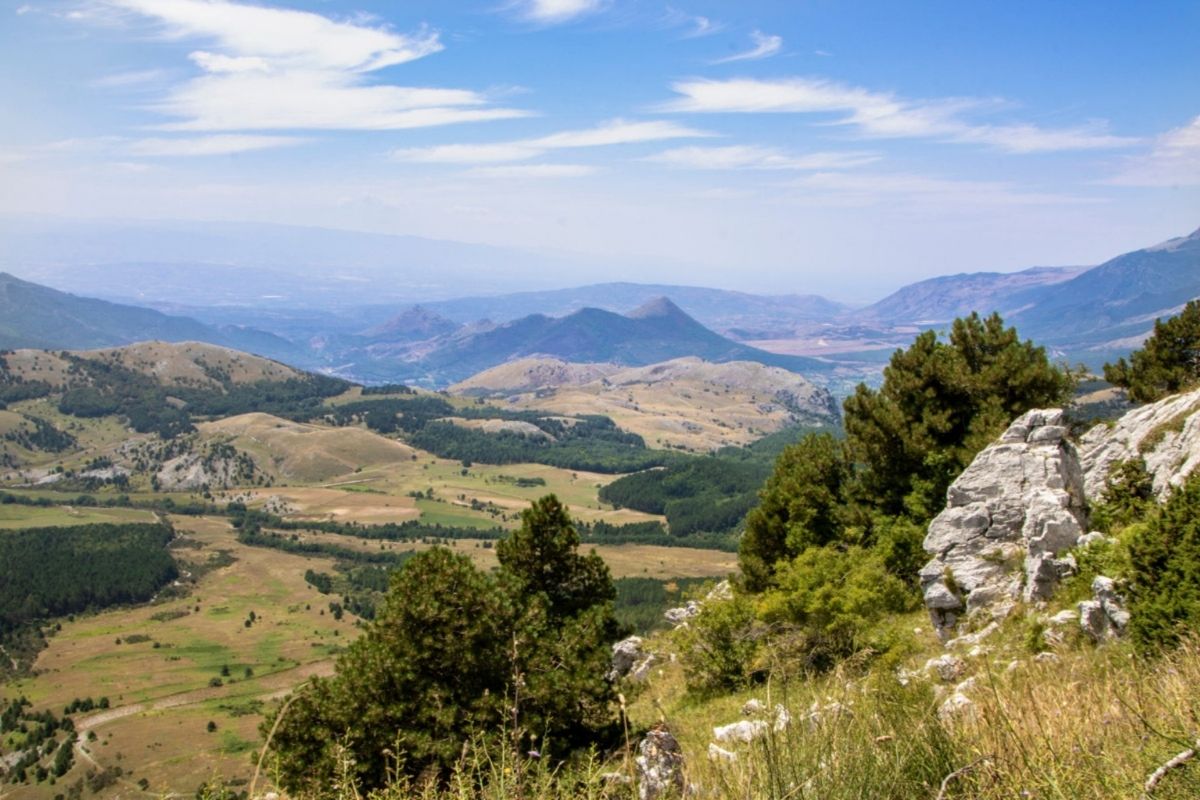 Panorama di Castrovillari con il Parco Nazionale del Pollino sullo sfondo.