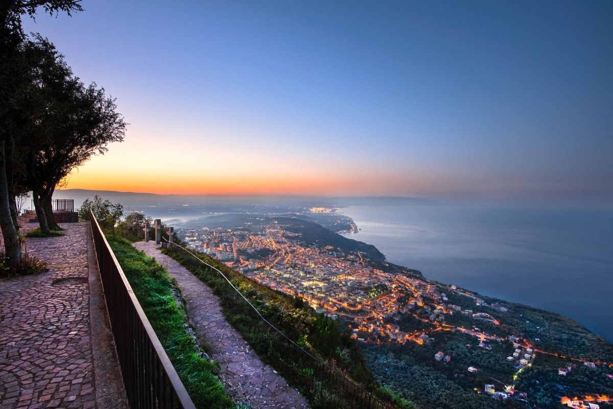Vista dal Belvedere di Cirella con il tramonto sul mare
