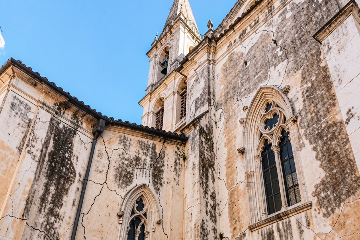 Dettaglio della Cattedrale di Gerace con il cielo blu