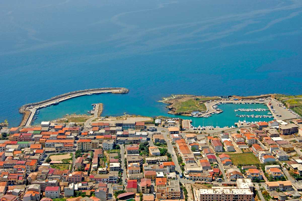 Fortezza aragonese di Le Castella con mare cristallino sullo sfondo