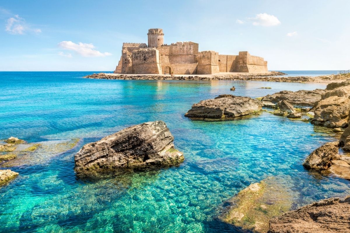 Panorama della costa ionica a Locri, con rovine greche sullo sfondo