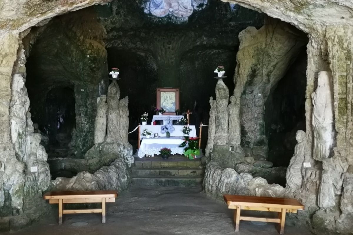 Interno della Chiesetta di Piedigrotta a Pizzo