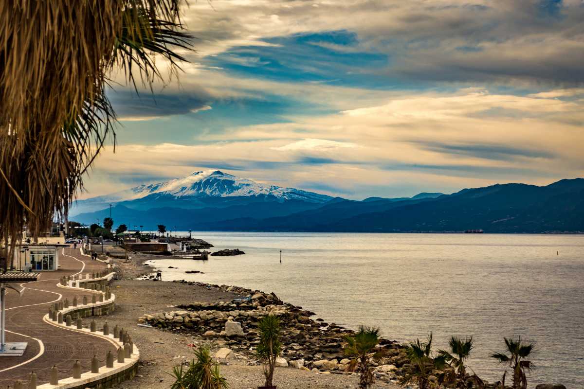 Vista panoramica di Reggio Calabria con il lungomare e l'Etna sullo sfondo