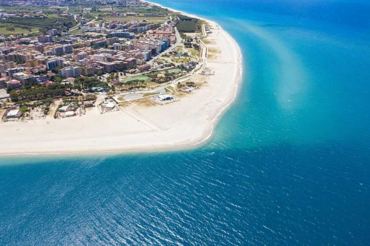 Vista panoramica di Soverato con spiagge e mare cristallino