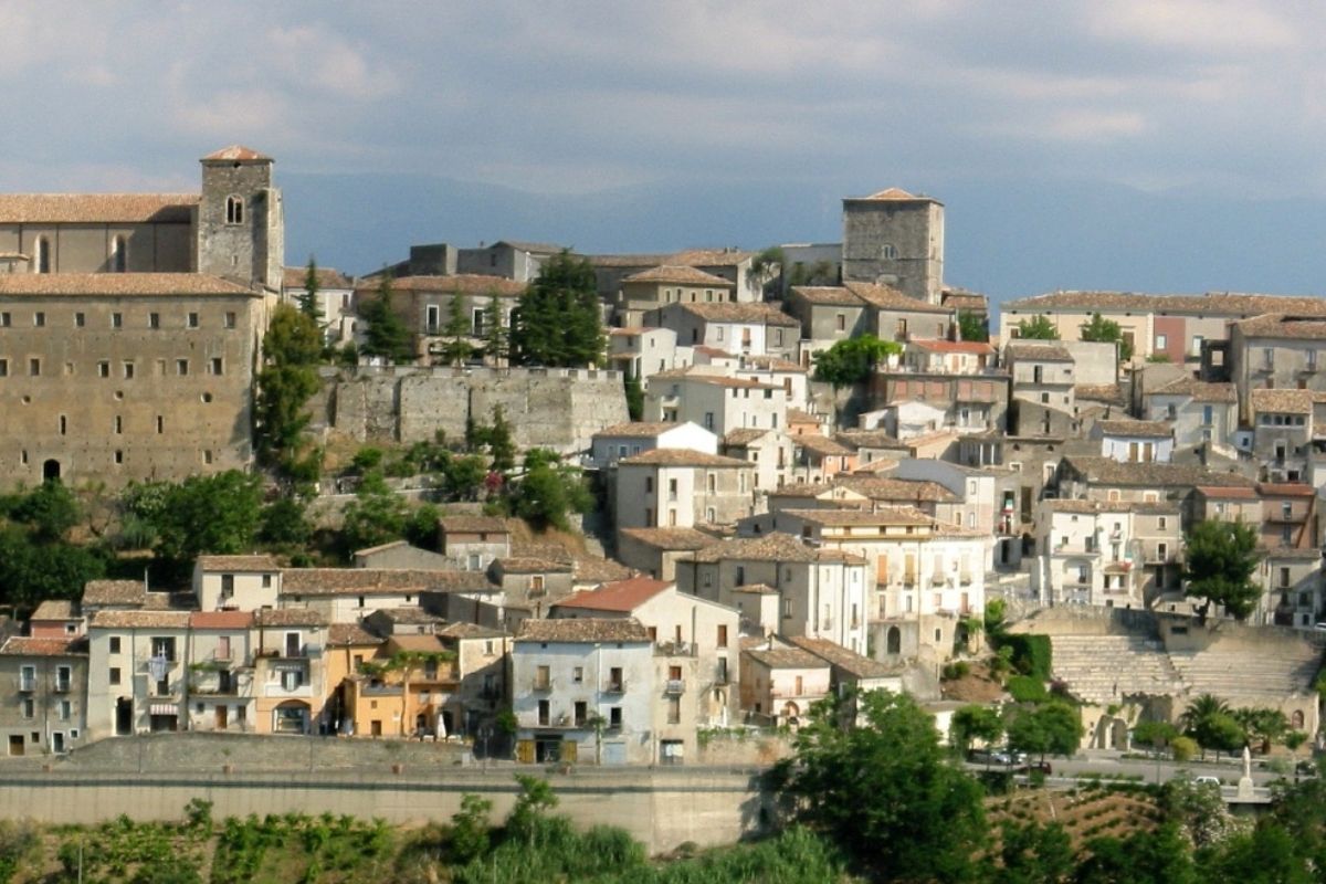Panorama di Altomonte con vista sul borgo e le sue architetture storiche