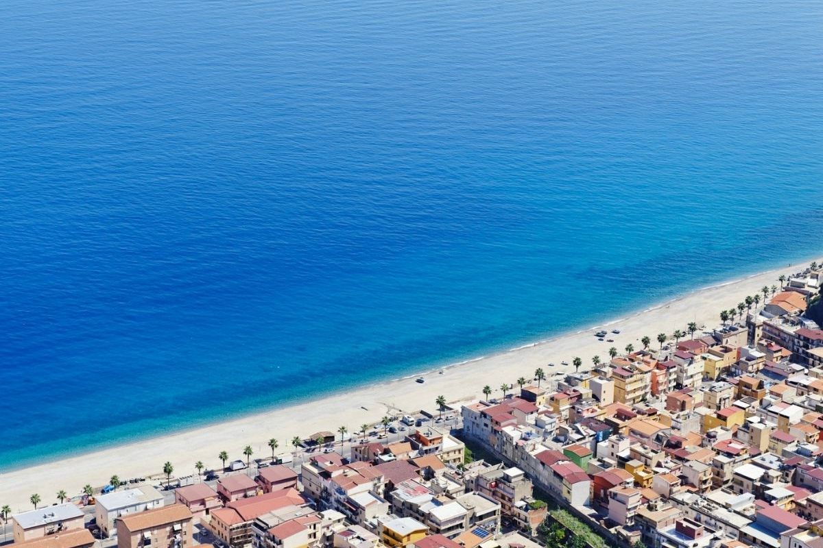 Bambini che giocano al parco giochi di Diamante con vista sul mare