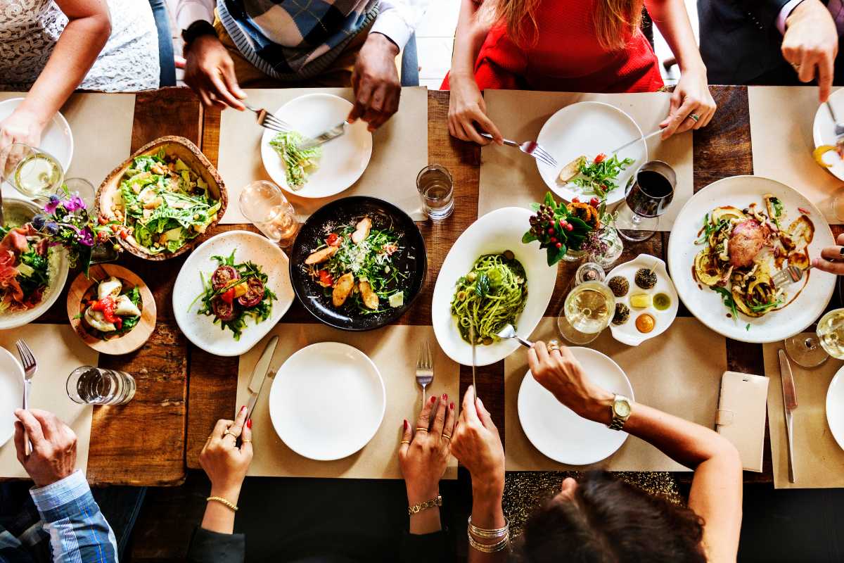 Persone che gustano cibo di strada a Gerace