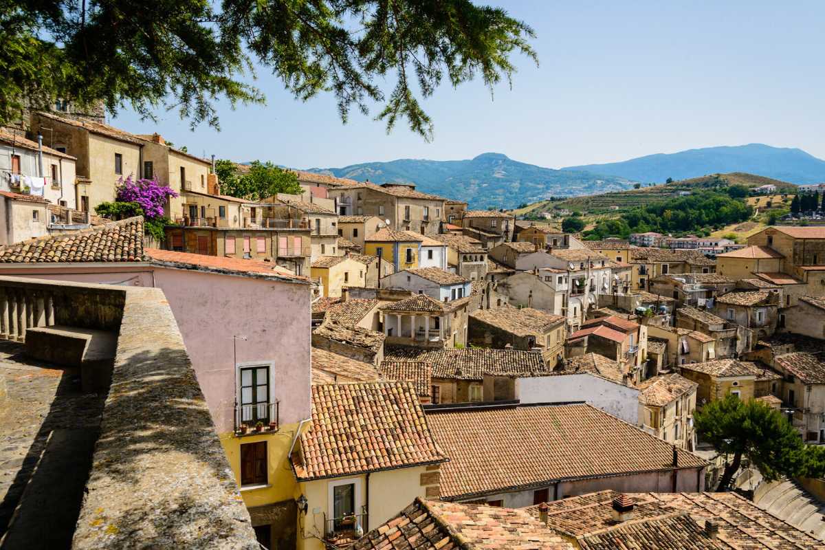 Vista panoramica del borgo di Altomonte, con la chiesa angioina in primo piano