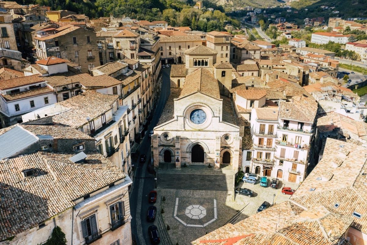 Veduta del centro storico di Cosenza con il Duomo sullo sfondo
