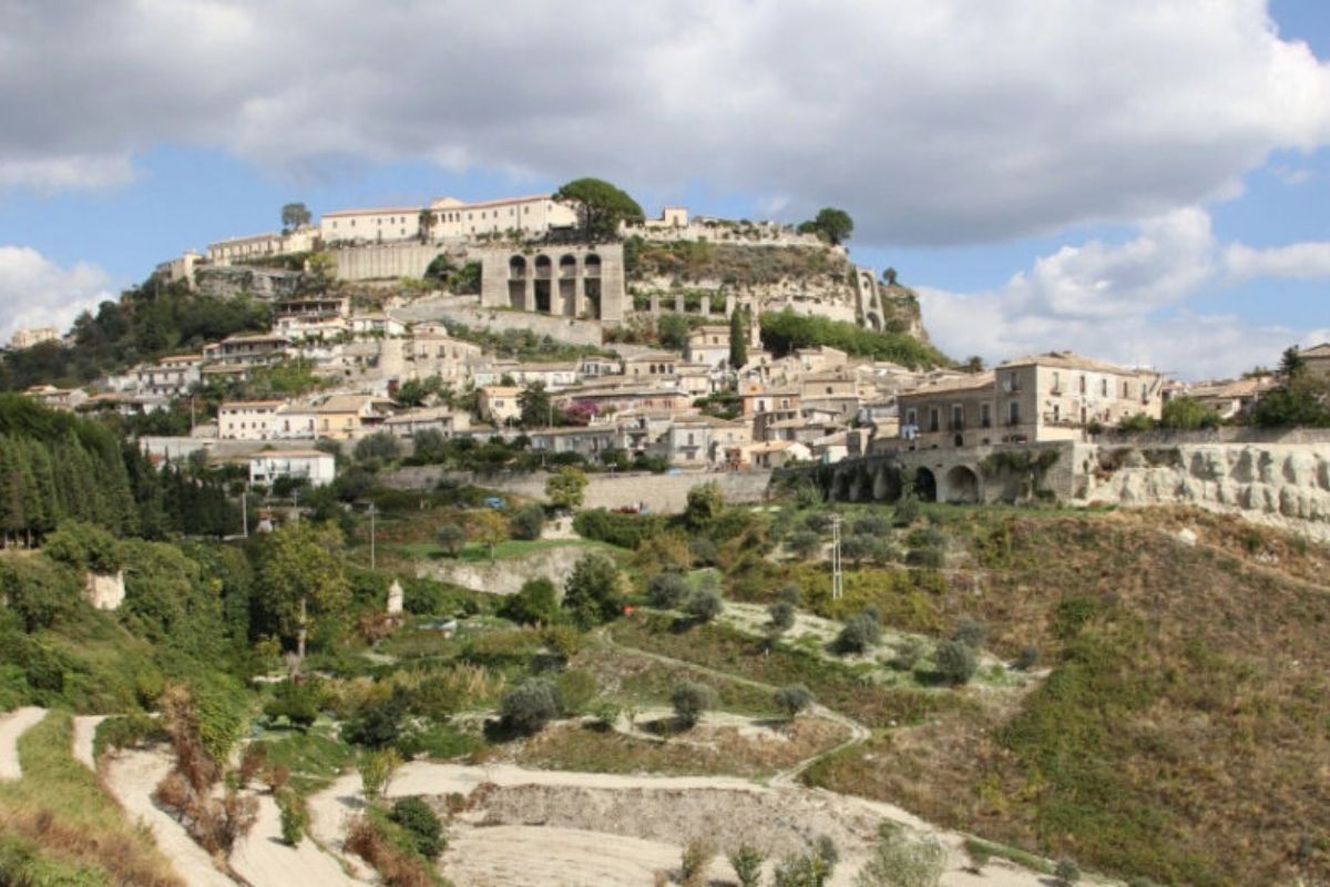 Panorama di Gerace con la cattedrale normanna e il borgo medievale