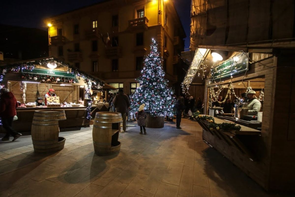 Mercatini di Natale a Gerace con decorazioni festive