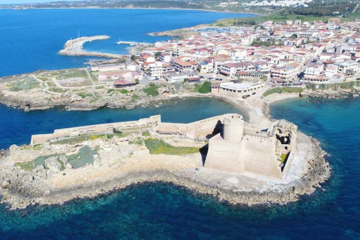 Mercatini di Natale a Le Castella, con luci e decorazioni festive
