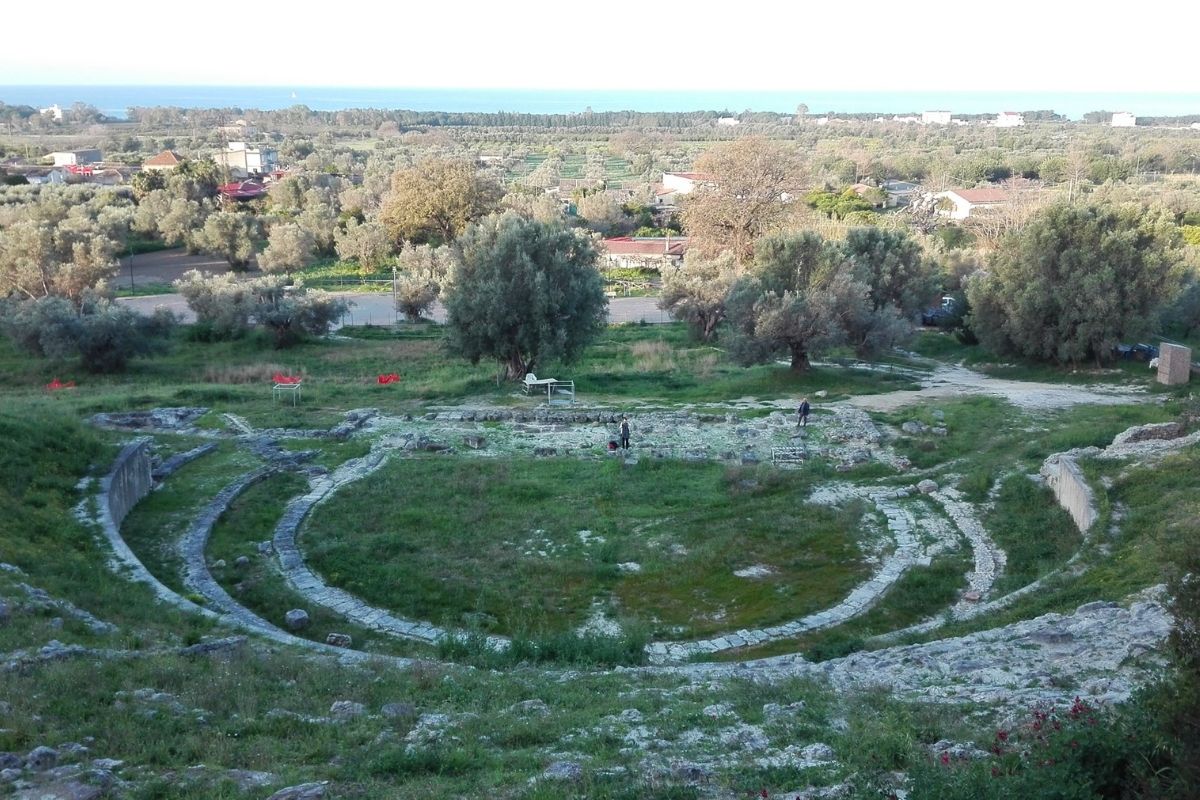 Spettacolo teatrale al Teatro Greco di Locri, con vista sul pubblico e sul palcoscenico