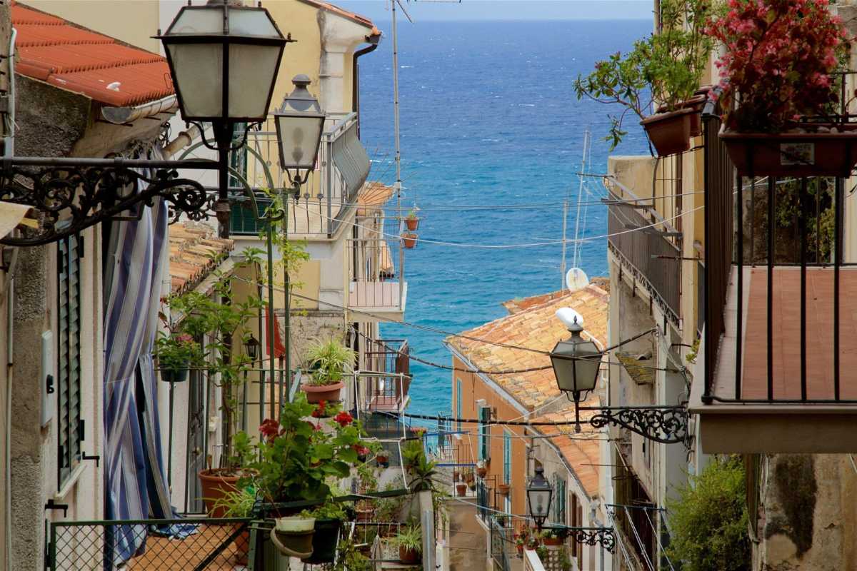 Vista panoramica di Pizzo con il mare e il Castello Murat sullo sfondo
