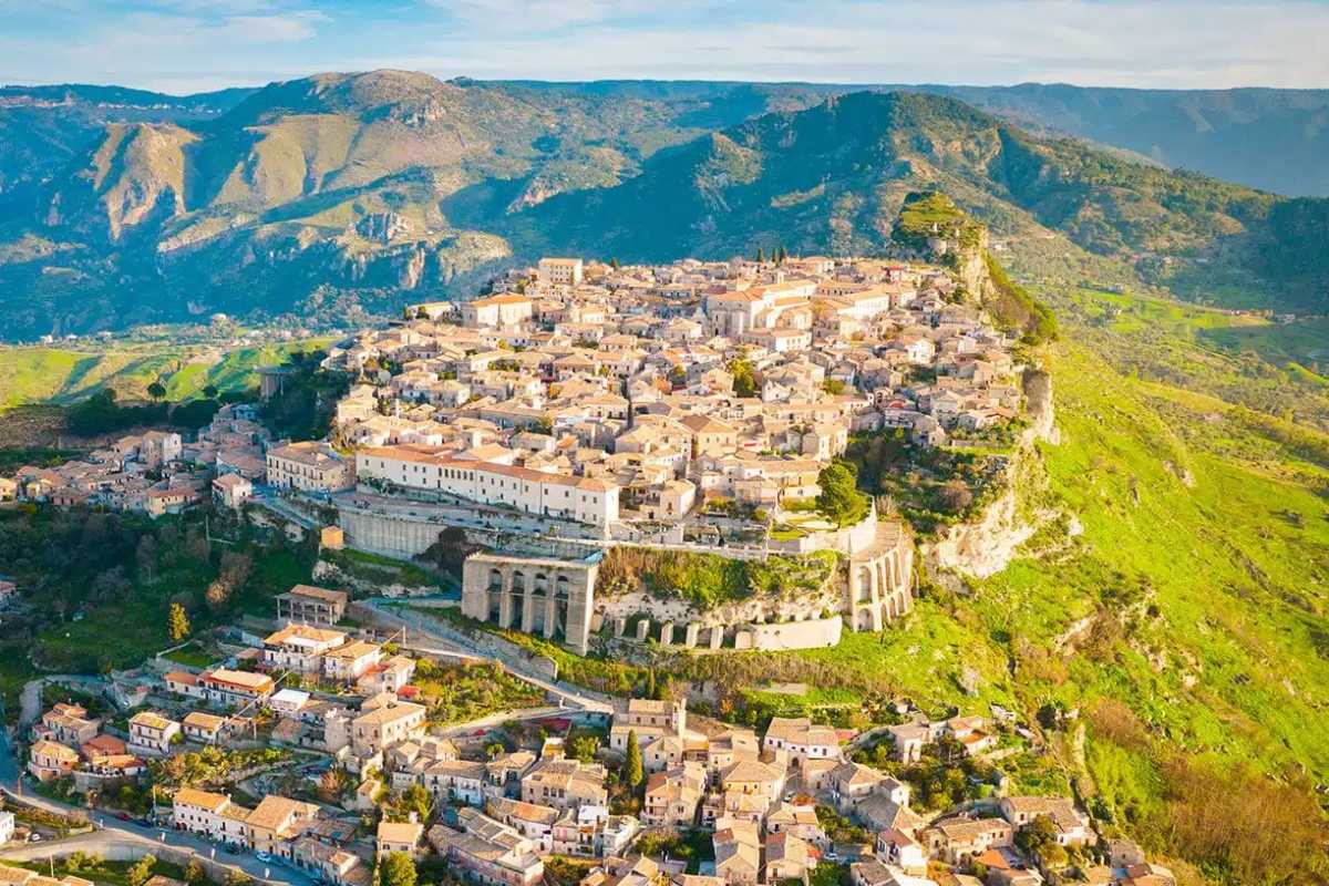 Vista panoramica di Gerace con la cattedrale normanna, ideale per il fotografo