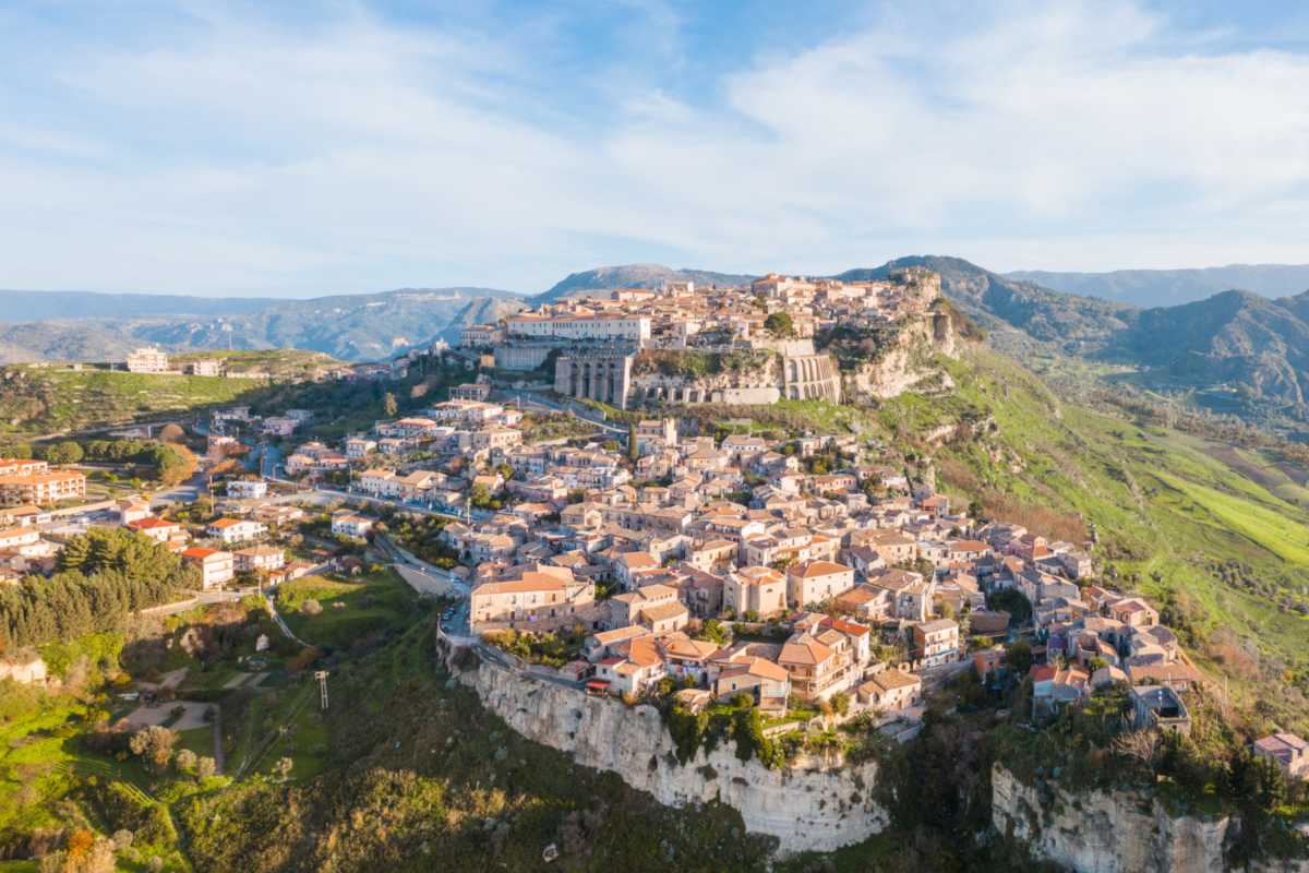 Strada panoramica verso Gerace con vista sulla Locride, ideale per il fotografo