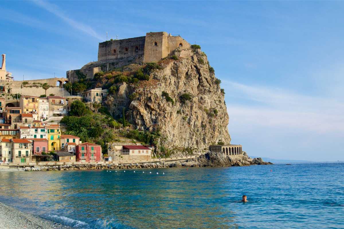 Vista panoramica di Scilla con il Castello Ruffo e il mare, perfetta per trasmettere il fascino del luogo.
