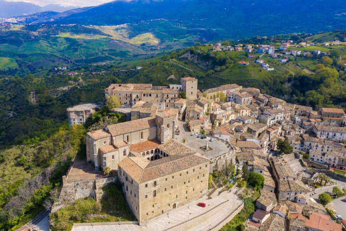 Una strada panoramica che conduce ad Altomonte, includere paesaggi tipici della Calabria