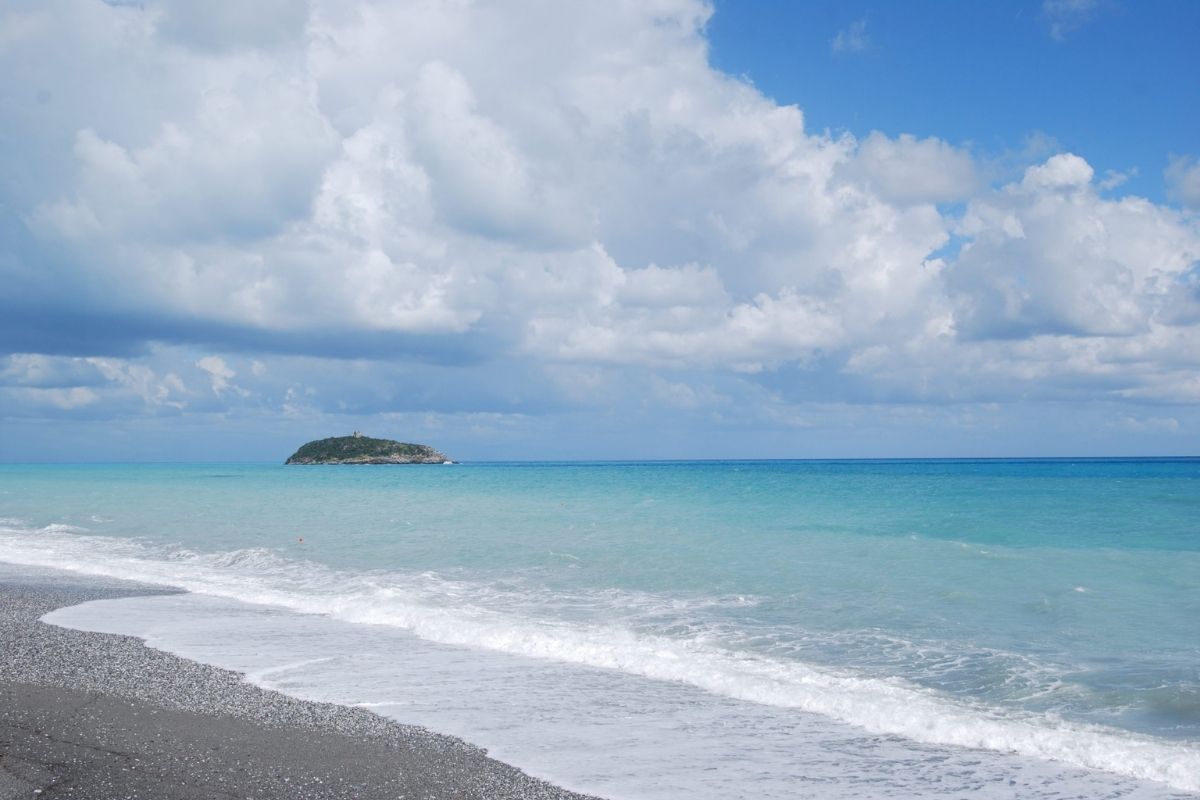 Spiaggia di Cirella con le acque cristalline e il panorama
