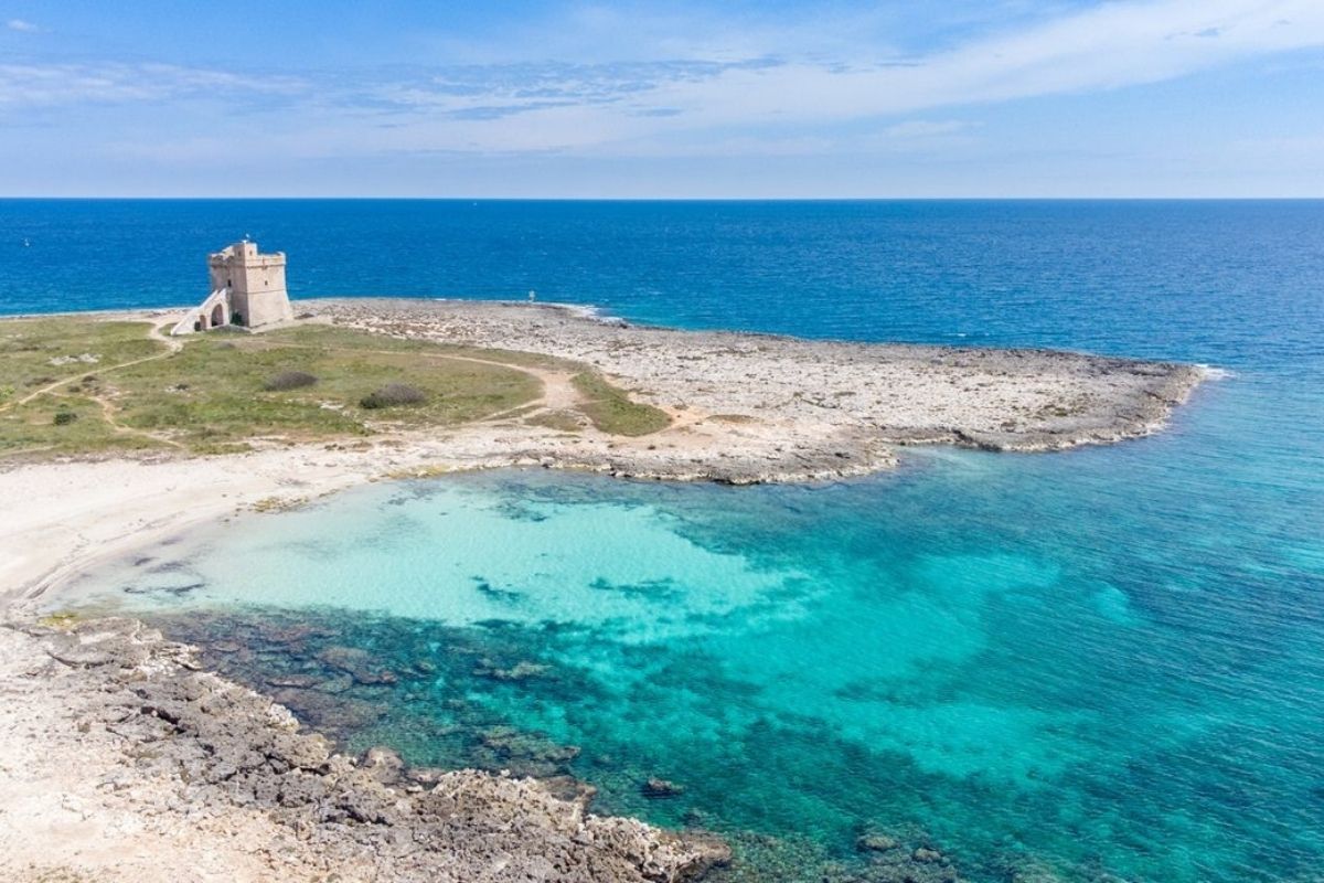 Spiaggia di Squillace con il castello sullo sfondo