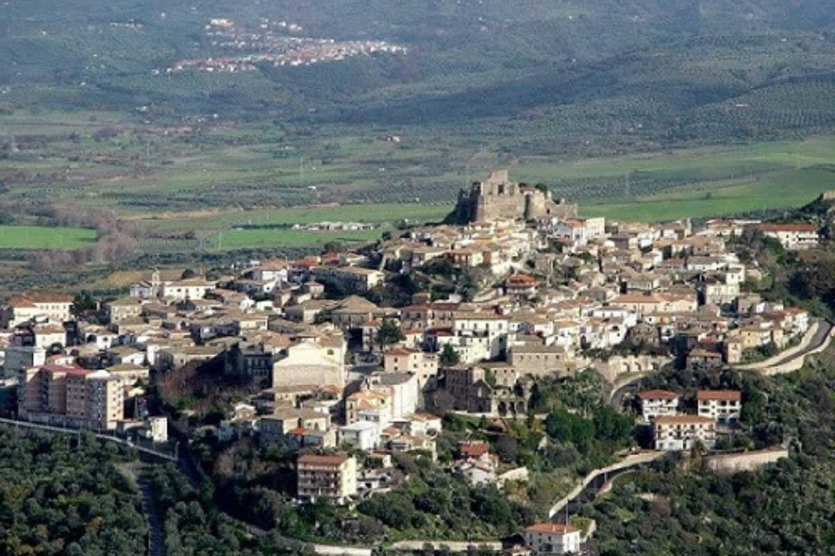 Vista panoramica di Squillace con il Castello normanno-svevo sullo sfondo