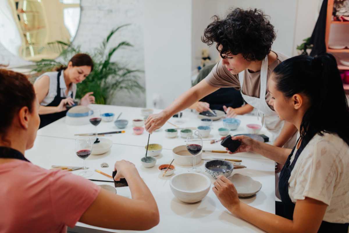 Bambini che partecipano a un laboratorio di ceramica ad Altomonte