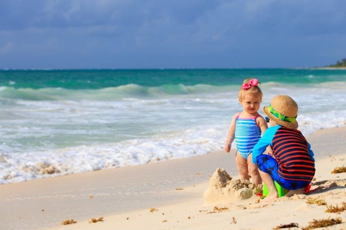 Vista panoramica di Squillace con i bambini in spiaggia e il castello sullo sfondo