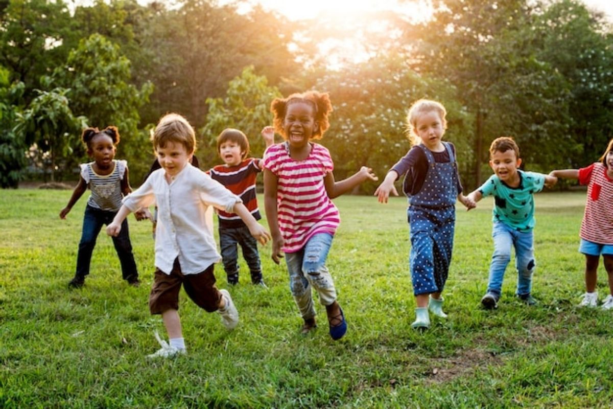 Bambini che giocano in un parco di Squillace con giochi e natura