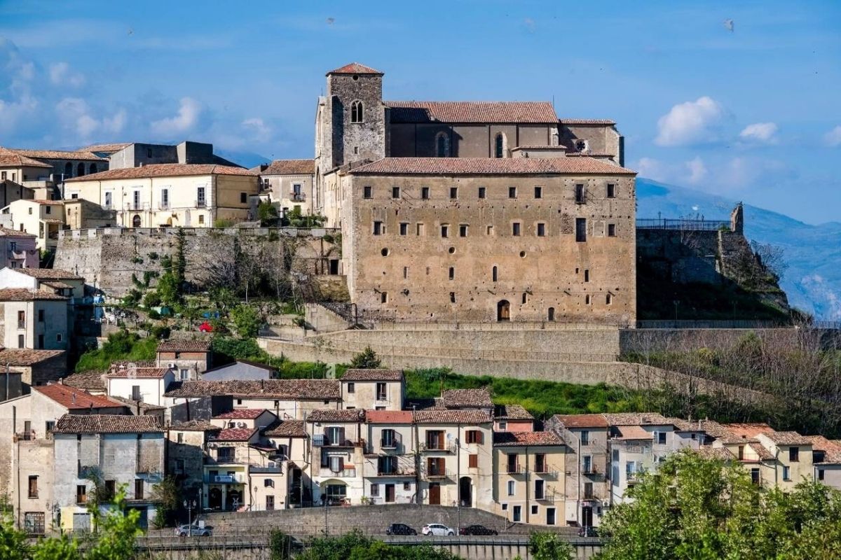 Vista panoramica di Altomonte, mostra il borgo e la chiesa angioina di Santa Maria della Consolazione
