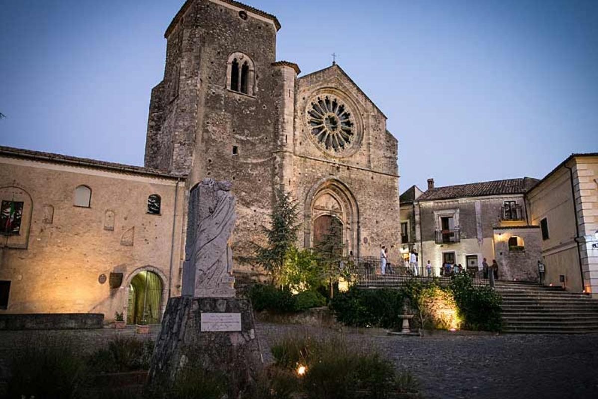 Panorama serale di Altomonte, con vista sul borgo illuminato