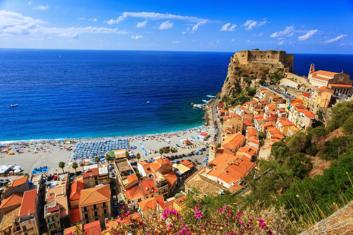 Vista panoramica del borgo di Scilla con il Castello Ruffo e il mare sullo sfondo