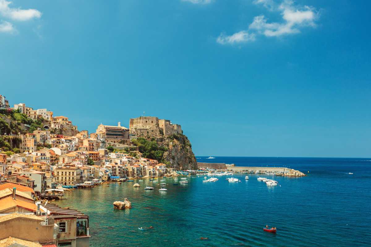 Spiaggia di Chianalea con i pescatori e mare cristallino