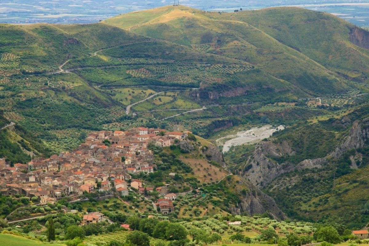 Vista panoramica di Castrovillari con il Parco Nazionale del Pollino sullo sfondo