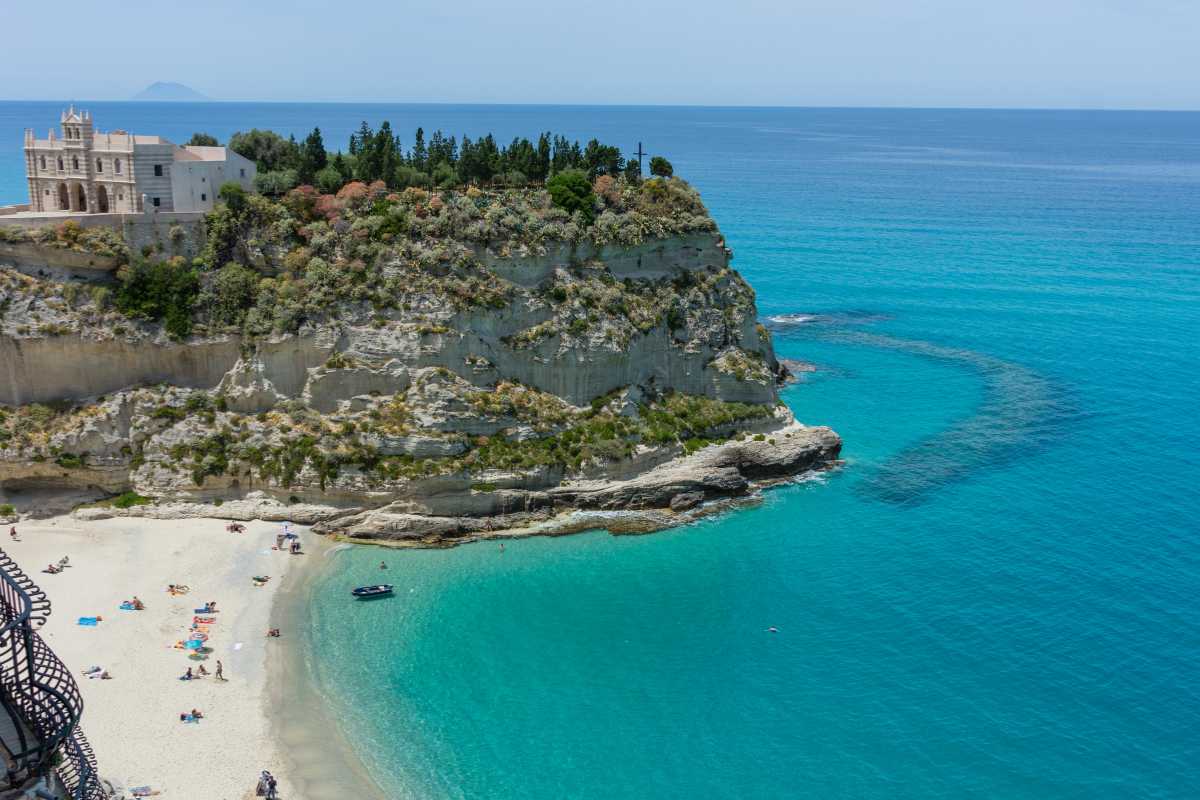 Vista panoramica del centro storico di Tropea con i ristoranti tipici in evidenza