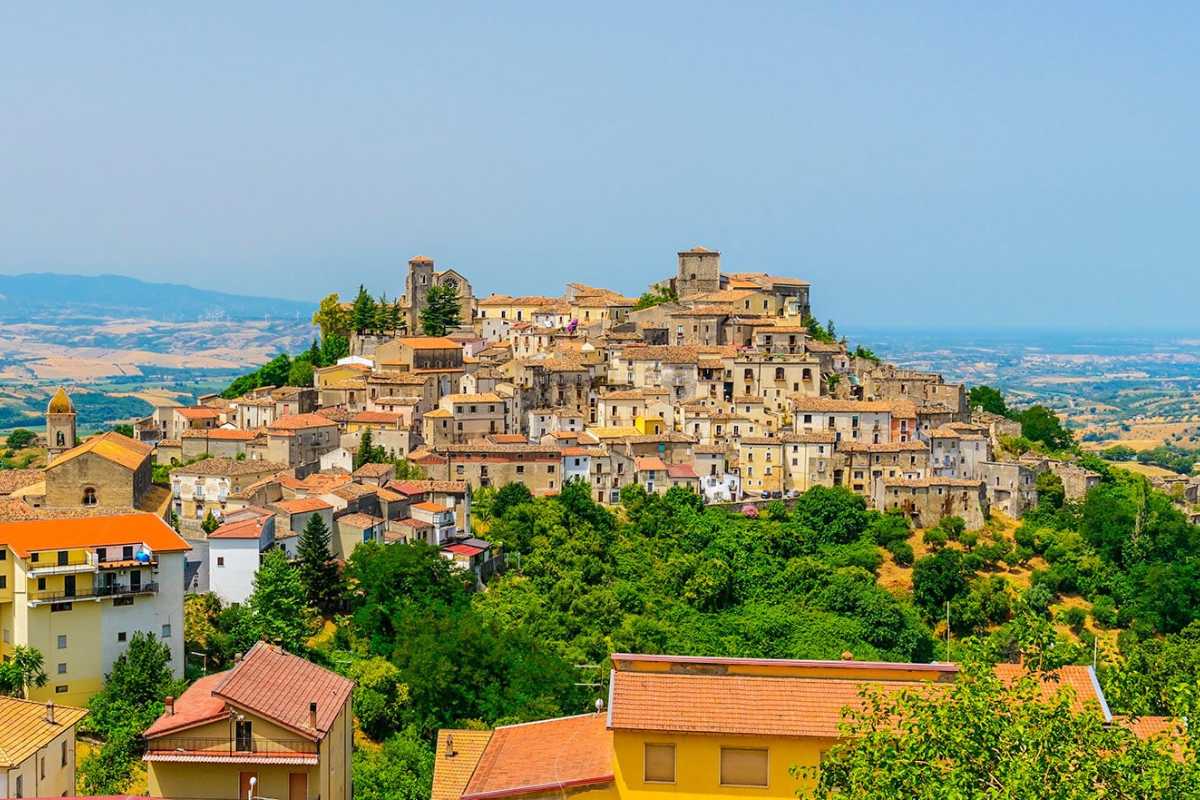 Vista panoramica di Altomonte con la chiesa angioina e il paesaggio circostante