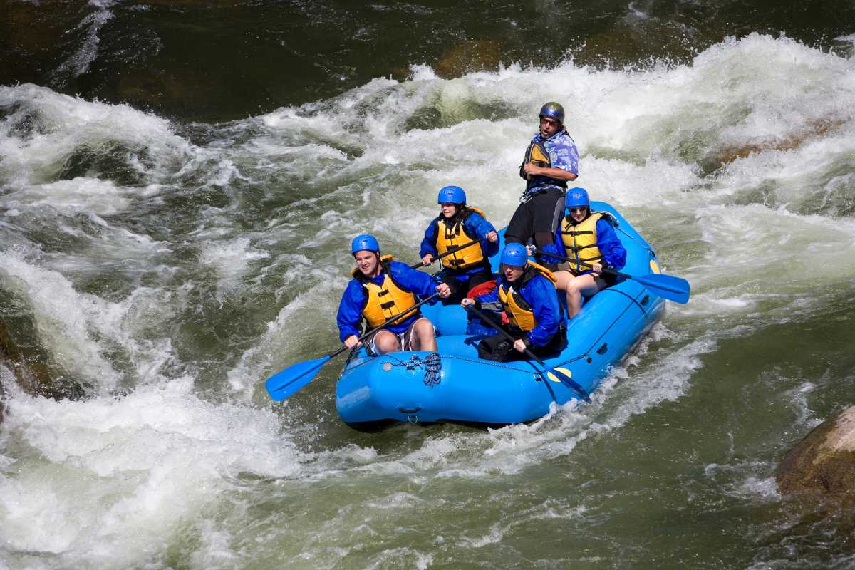 Ritratto del Fiume Lao durante un'attività di rafting, mostrando l'emozione e l'avventura di questa esperienza.