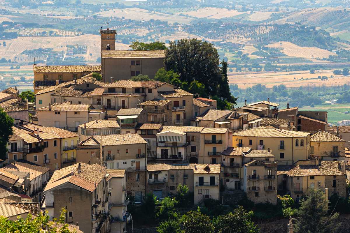 Panorama del centro storico di Cosenza, evidenziando il Duomo e le stradine medievali