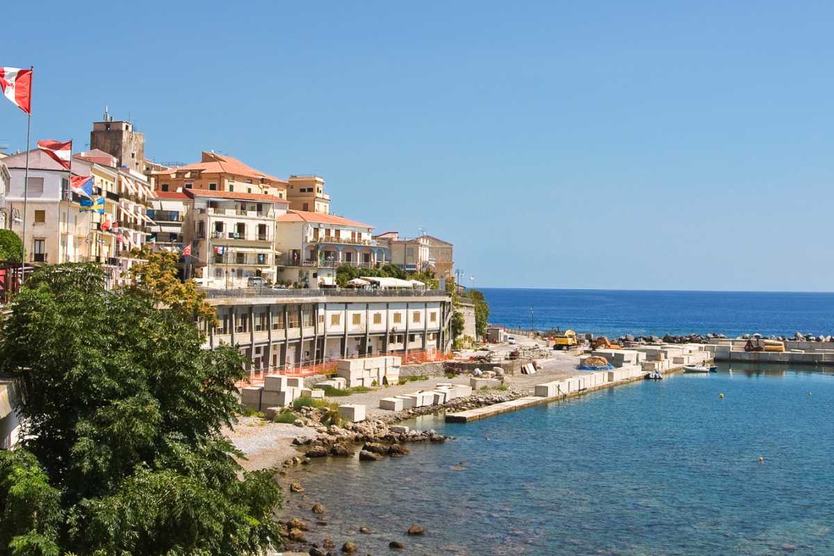 Vista panoramica di Diamante con i murales e il mare sullo sfondo