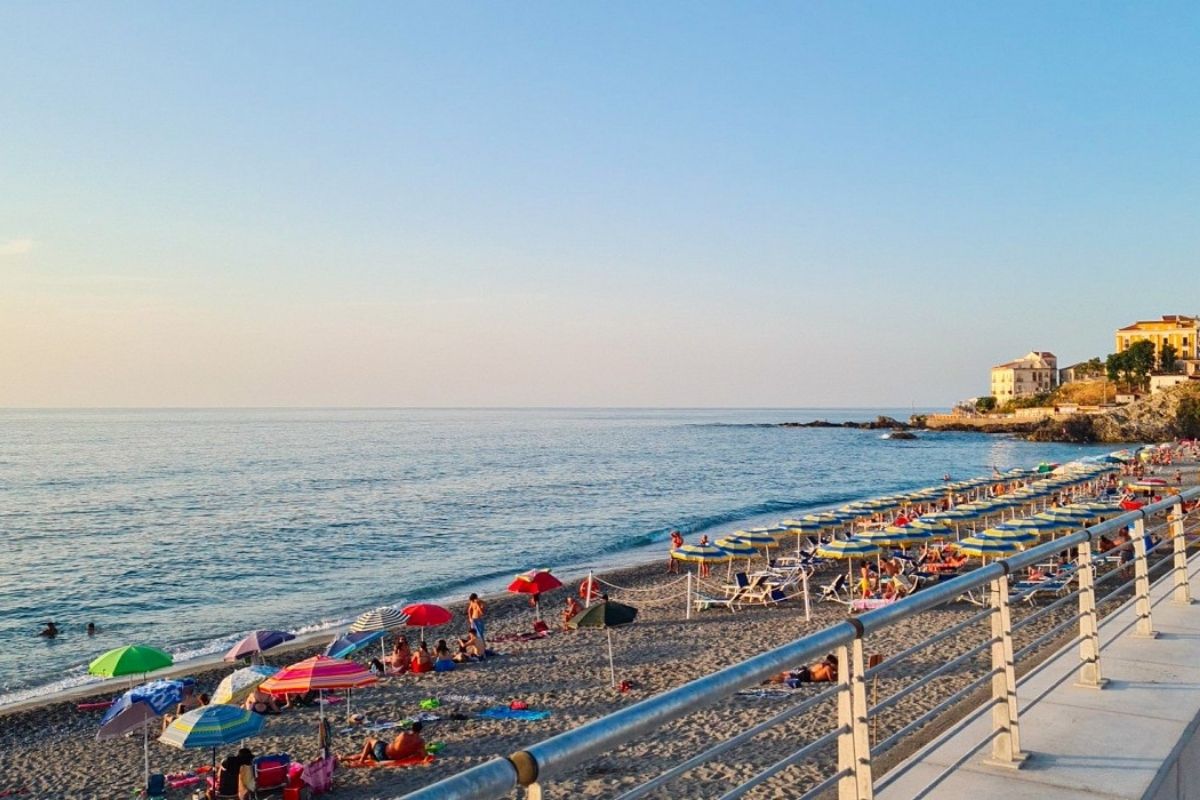 Spiaggia di Diamante con persone che si godono il sole e il mare