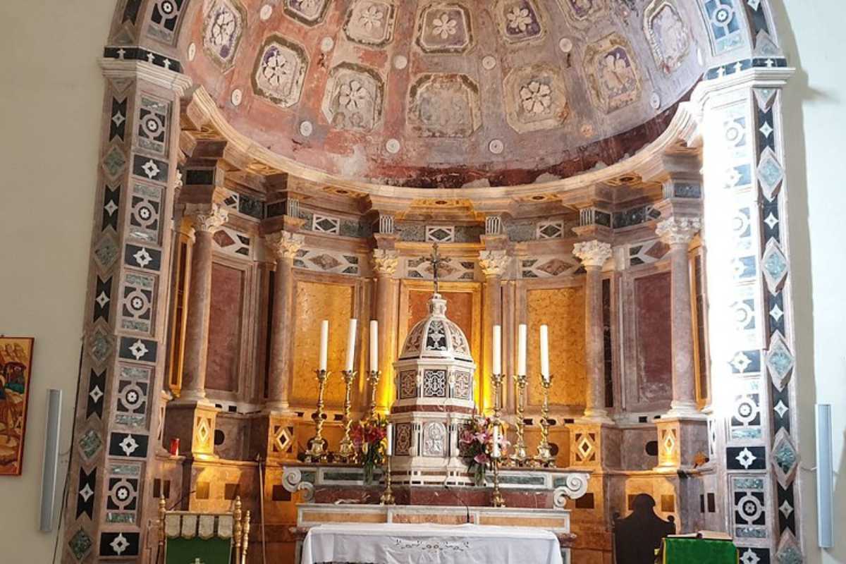 Interno della cattedrale di Gerace, mostrare gli affreschi e i dettagli architettonici