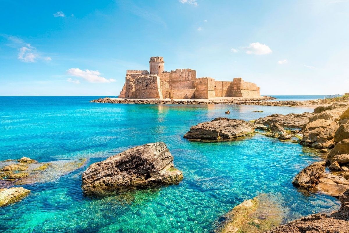 Spiaggia di Le Castella con il mare turchese e la fortezza sullo sfondo