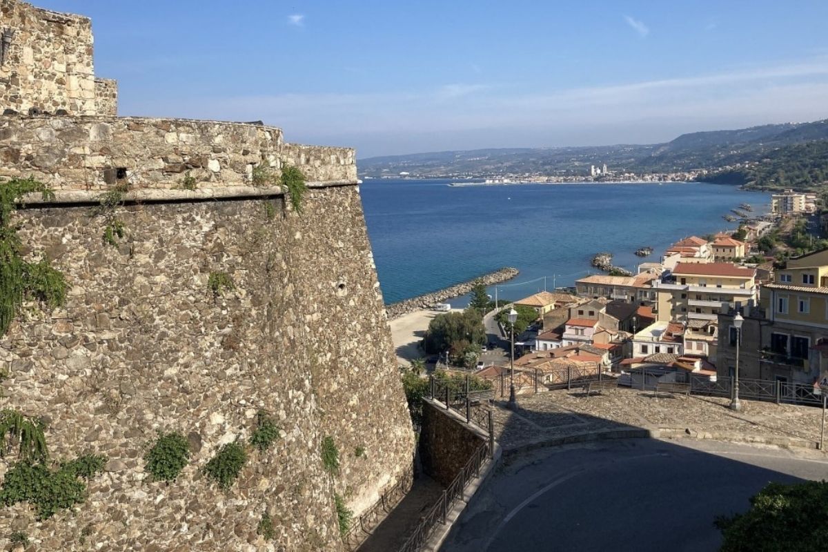 Vista panoramica di Pizzo con il mare e il Castello Murat sullo sfondo