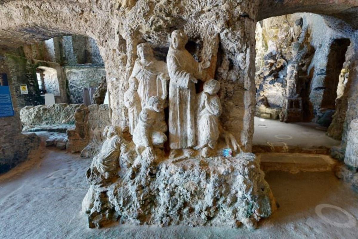 Interno della Chiesetta di Piedigrotta con le statue in pietra