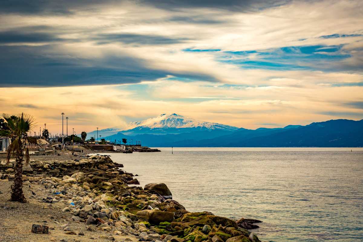 Vista panoramica sul lungomare di Reggio Calabria con il mare e l'Etna sullo sfondo